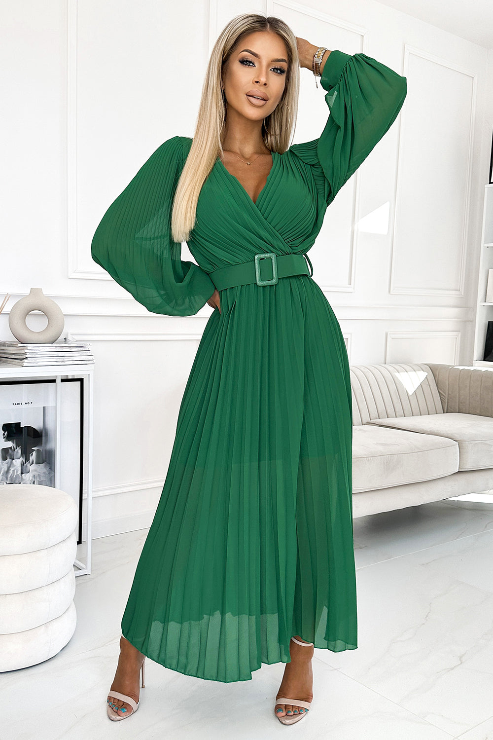 KLARA pleated dress green with a belt and a neckline / Numoco Basic 414-3-0